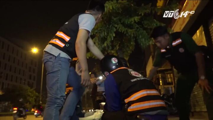 Theo chân những 'người hùng thầm lặng', giải cứu xe miễn phí trong đêm ở Sài Gòn