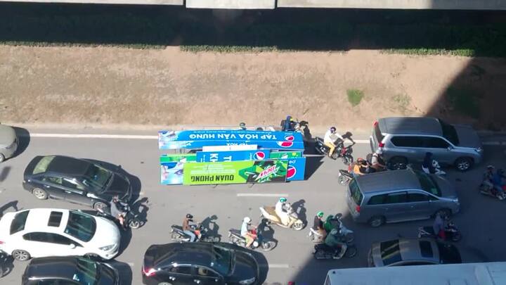 Xe ba gác chở biển quảng cáo khổng lồ, 'ngụy trang' tài tình trên phố