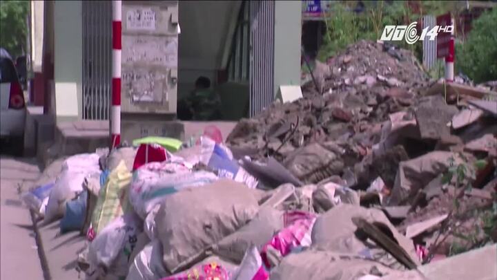 Hà Nội: Hầm đi bộ sắp thành hầm chứa rác, khách bộ hành không dám sử dụng