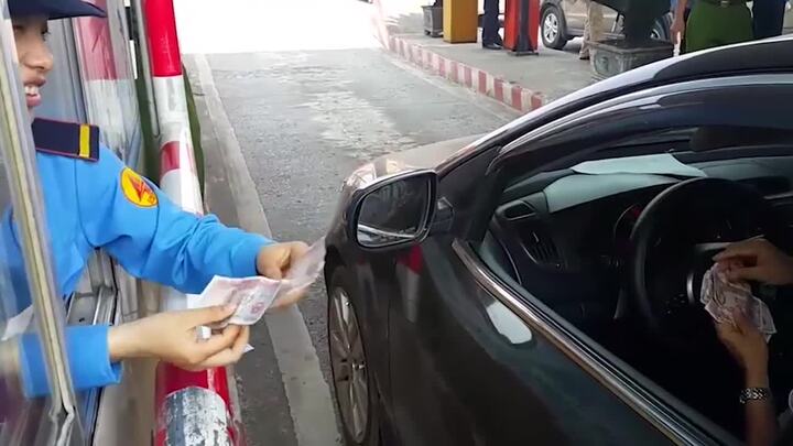Những lần trạm thu phí bị tiền lẻ bủa vây phải 'xả cửa'