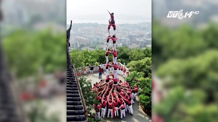 Đám đông tạo 'kim tự tháp người' giải cứu em bé sắp rơi khỏi cửa sổ