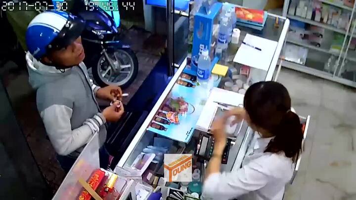 Vờ mua hàng, nam thanh niên cầm xấp thẻ cào 400.000 đồng bỏ chạy