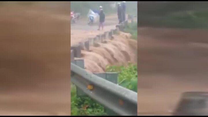 Mưa tuôn xối xả như thác lũ chắn ngang đường ở Lào Cai