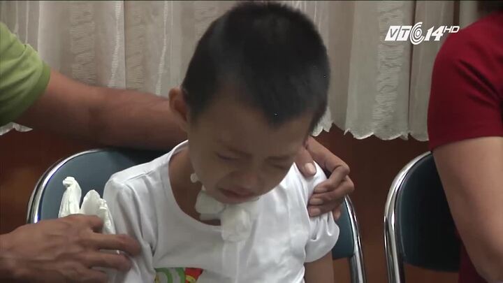 Clip: Ngã rơi xuống hàng rào, bé trai rách khí quản, không thể nói chuyện