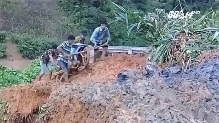 Video: Thầy giáo kéo phao giúp học sinh vùng lũ vượt suối đến lớp