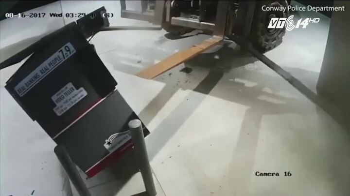 Siêu trộm dùng xe nâng hạng nặng khuân cả cây ATM đi