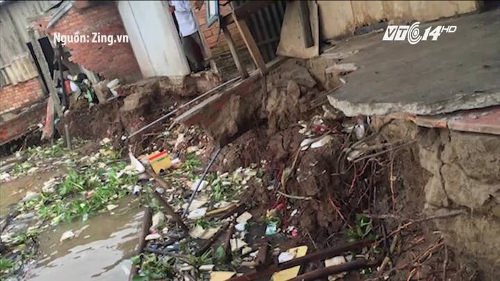 Sạt lở ven sông Hậu cuốn trôi 2 căn nhà, 3 mẹ con chìm xuống sông