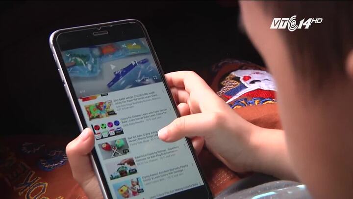 Trước khi cho con chơi điện thoại, bố mẹ hãy xem video này