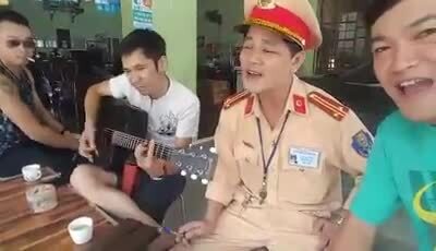 Video: Lập biên bản xong, CSGT vui vẻ giao lưu văn nghệ cùng tài xế vi phạm