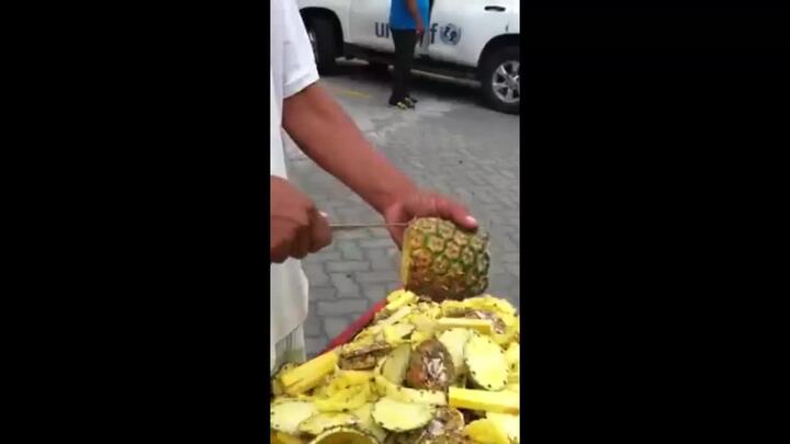 Người bán hàng múa dao thoăn thoắt, gọt dứa trong một nốt nhạc