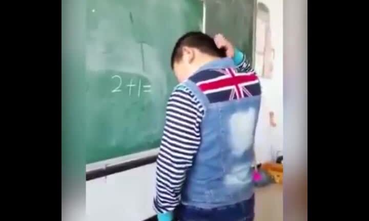 Nhắc bài cho bạn và cái kết hài 'té ghế'