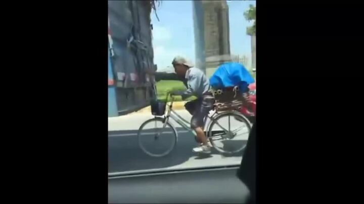 Xe đạp giỡn mặt tử thần, bám đuôi xe tải tránh mưa, nắng