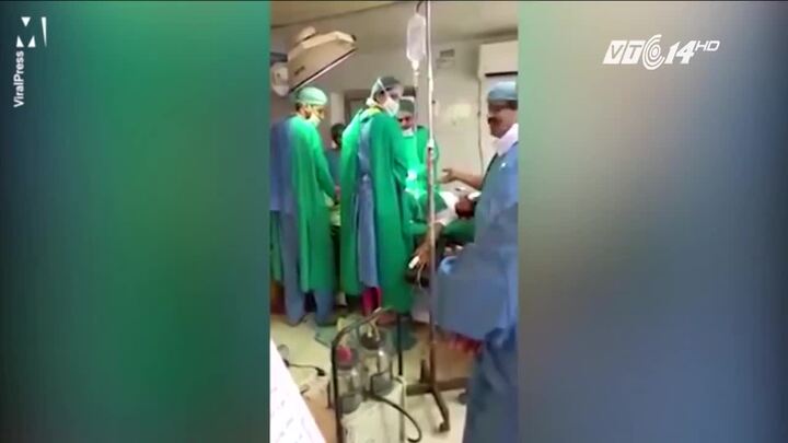 Bác sỹ mải cãi nhau trong phòng mổ, bé sơ sinh thiếu oxy, chết ngạt