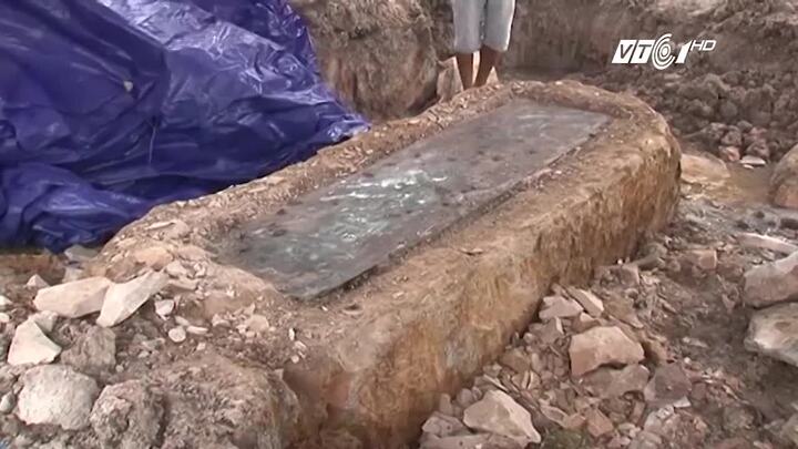 Cận cảnh ngôi mộ lạ bằng đá nguyên khối vừa được phát hiện ở Quảng Bình