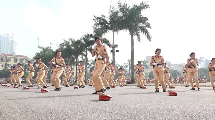 Video: Đã mắt với màn biểu diễn võ thuật của nữ CSGT Hà Nội