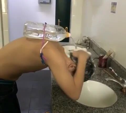 Cười vỡ bụng với kiểu gội đầu sáng tạo không ai có thể ngờ