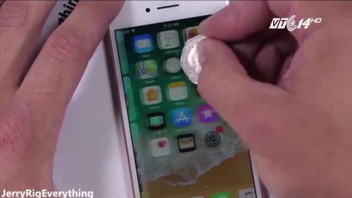 Video: Những màn 'tra tấn' khẳng định độ bền của iPhone 8