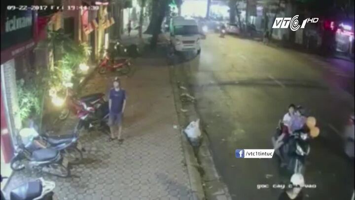 Video: 'Bố' trộm xe, hai 'mẹ con' yểm trợ