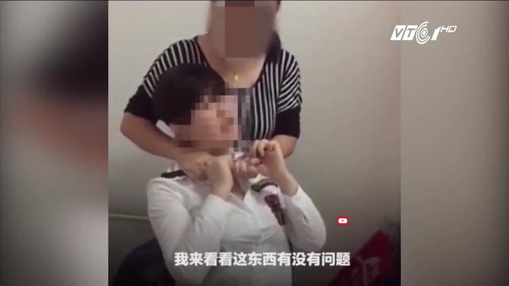 Phụ huynh kề dao vào cổ, dọa giết hiệu trưởng vì 3 bộ chăn