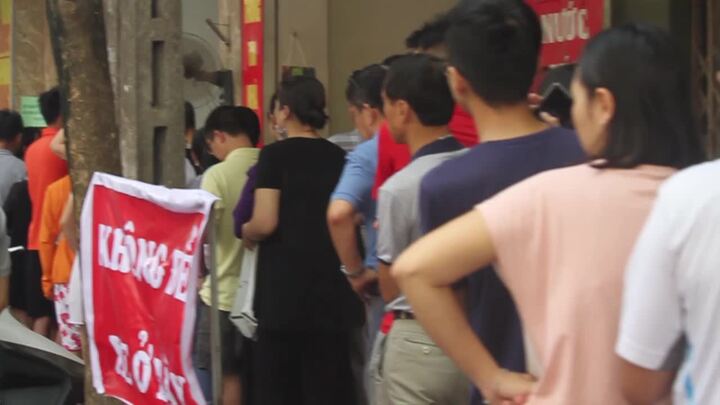 Clip: Dân Hà Nội xếp hàng cả tiếng đồng hồ để mua bánh trung thu truyền thống