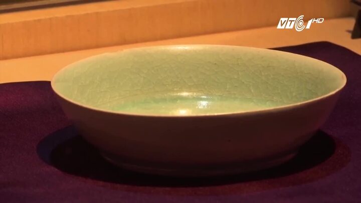 Cận cảnh bát sứ 900 năm tuổi giá kỷ lục 856 tỷ đồng