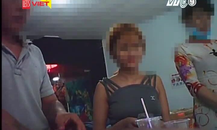 Video: Cận cảnh người phụ nữ tay băng bó vẫn chơi game bắn cá ảo ở TP.HCM