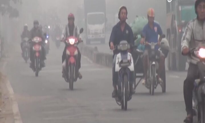 Video:Kỳ lạ không khí lại đặc quánh, nghi hiện tượng mù khô trở lại ở TP.HCM