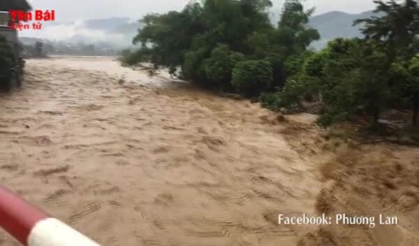 Video: Nước lũ cuồn cuộn ở thị xã Nghĩa Lộ, Yên Bái