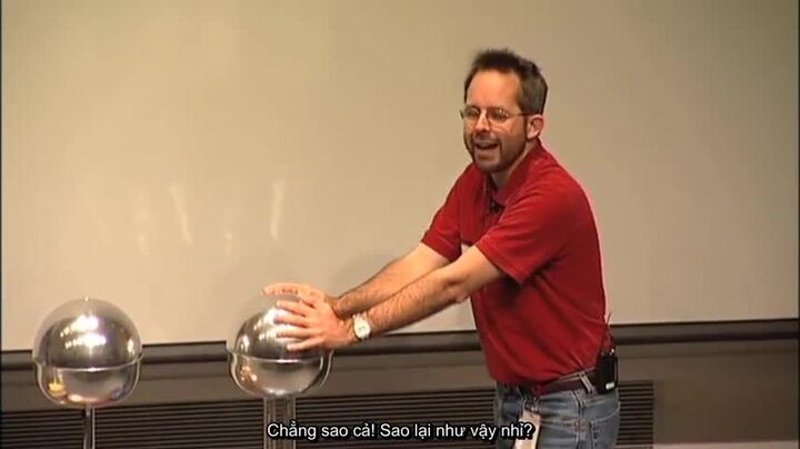 Tại sao đưa tay vào ổ điện 120V thì chết nhưng chạm vào quả cầu 200.000V lại an toàn?