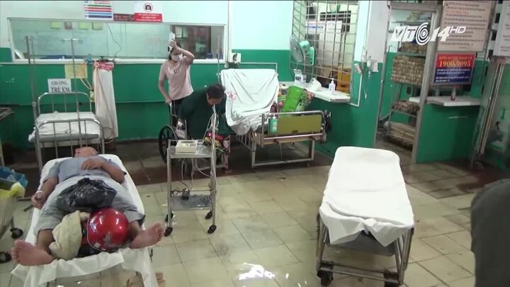TP.HCM: Nước ngập bốn bề, bác sĩ, bệnh nhân lội bì bõm trong bệnh viện