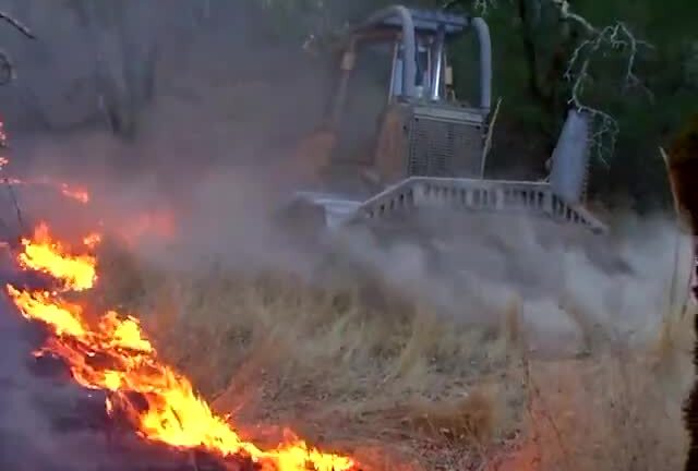 Clip: Lửa lan nhanh như gió, lính cứu hỏa Mỹ ủi đất dập lửa