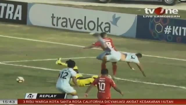 Clip sốc: Thủ môn huyền thoại thiệt mạng sau va chạm khủng khiếp với đồng đội