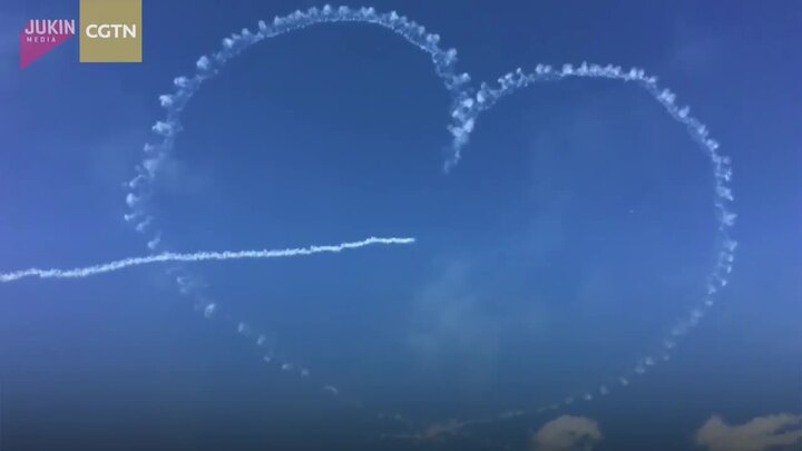 Máy bay nhả khói vẽ 'mũi tên đâm xuyên tim' giữa trời