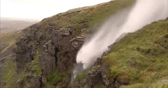 Kinh ngạc cảnh bão khiến thác nước chảy ngược lên trời