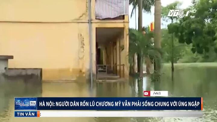 Video: Lũ qua, người Hà Nội vẫn chèo thuyền giữa phố