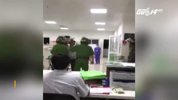 Bác sỹ bị người thân bệnh nhân đánh rách giác mạc trước cửa phòng cấp cứu