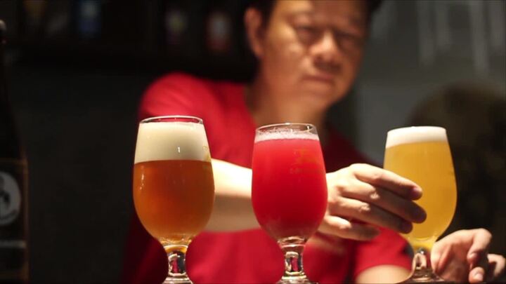 Mục sở thị bia thủ công của Việt Nam làm từ củ dền, nhân trần, nước mắm