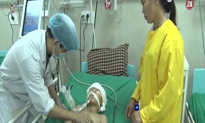 Thương tâm bé trai trèo cây ngã vỡ sọ