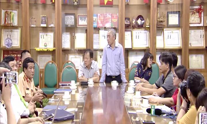 Bị tố để taxi độc quyền, bệnh viện Bạch Mai nói gì?