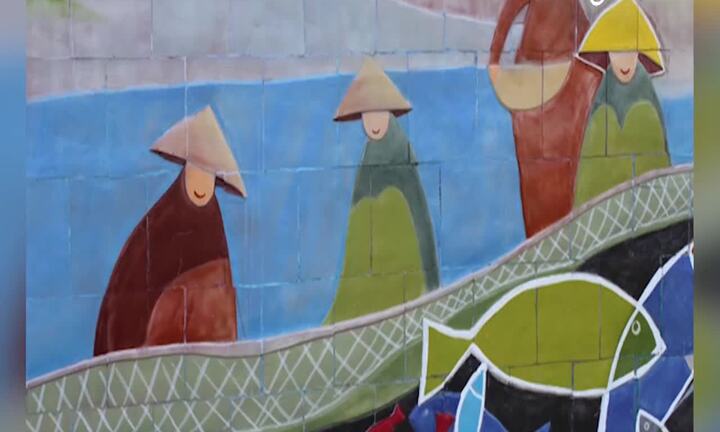 Đà Nẵng 'hô biến' 1.300 mét bờ kè biển thành tranh gốm