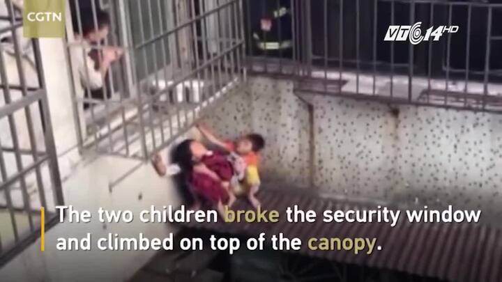 Video: 2 em bé mưu trí thoát khỏi đám cháy chung cư ngoạn mục
