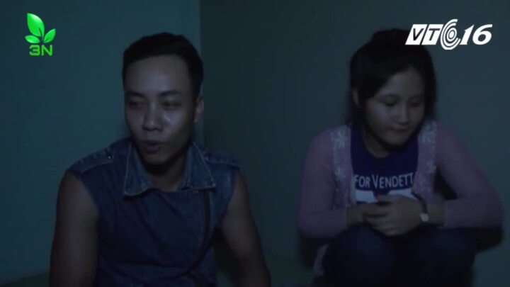 Bão quét sạch mọi thứ, dân Khánh Hòa ăn mì tôm sống, uống nước lọc cầm hơi