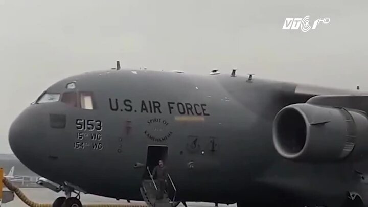 Video: Máy bay vận tải quân sự Mỹ liên tiếp đáp xuống Đà Nẵng