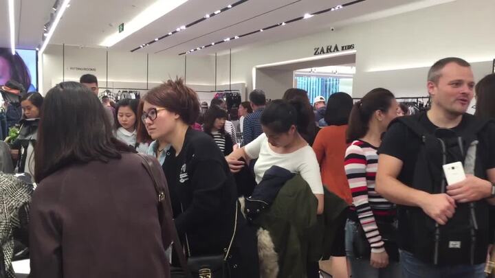 Video: Hàng nghìn người 'càn quét' Zara Hà Nội ngày khai trương