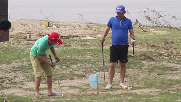 Video: Ngỡ ngàng sân golf cho người nghèo giữa Thủ đô