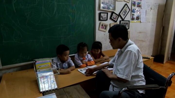 Video: Xúc động lớp học miễn phí của người thầy tật nguyền