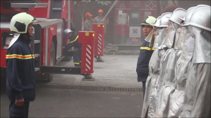 Video: Hơn chục xe cứu hỏa đắt tiền diễn tập chữa cháy chợ Hà Đông