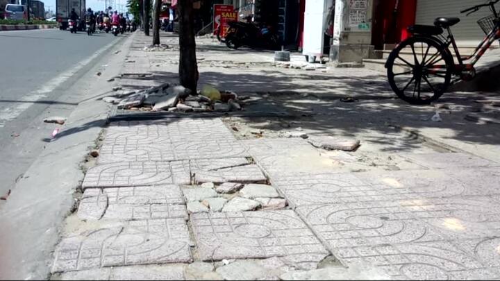Vỉa hè đại lộ đẹp nhất TP.HCM nát bét sau 4 năm sử dụng