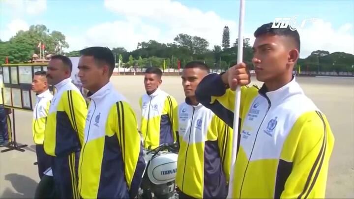 Kỷ lục thế giới: 58 người 'vi vu' trên 1 chiếc xe máy