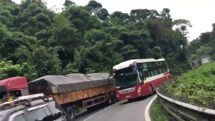 Tước giấy phép lái xe tài xế vượt ẩu ở đèo Bảo Lộc